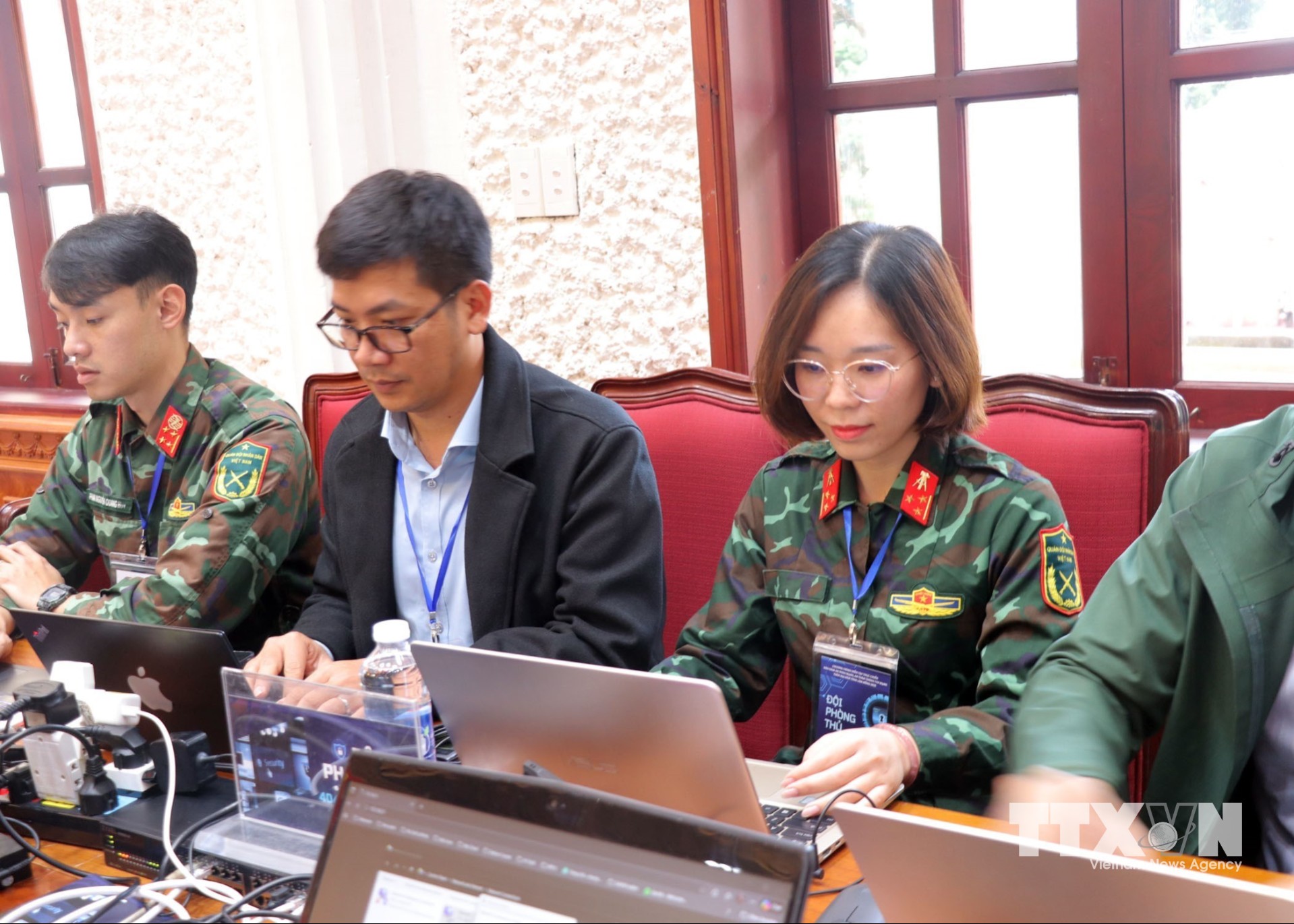 Các thành viên Đội ứng cứu sự cố an toàn thông tin mạng của tỉnh Lâm Đồng tập trung nội dung cuộc diễn tập bảo đảm an ninh - an toàn thông tin mạng. (Ảnh: Chu Quốc Hùng/TTXVN)